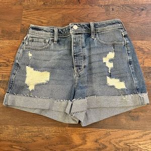 Hollister ultra high-rise mom jean short 3’’. medium wash. size 5/27